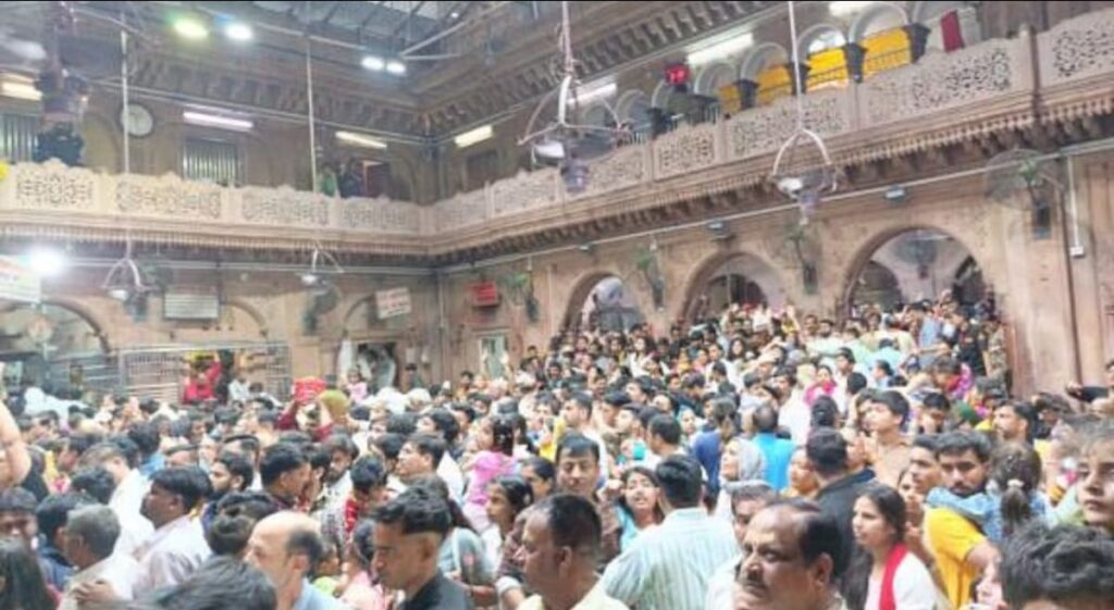 बैंककर्मी चोरी करते हुए रंगे हाथ पकड़ा गया।